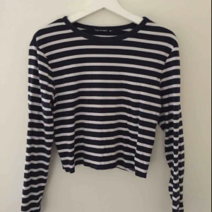  - Randig tröja,  avklippt, passar fint till ljusa jeans.  Frakt tillkommer 