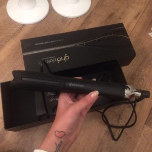  - Ghd Platium  endast påsatt och testad ! Kartong instruktions och värme vantar medföljer ! Priset är ink spårbar frakt ! 