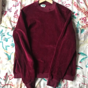  - Vinröd veloursweatshirt. Jättemysig och värmande. Tror den är från 70-talet. Färgen är lite kallare och lite mörkare än på bilderna
