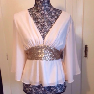  - Ursnygg blus från designermärket TFNC! Prislapp kvar, inte ens provad.  Nypris 700 kr.