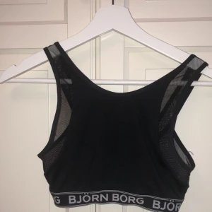  - En helt ny Björn Borg bralette/topp, kan även användas som en magtröja!😊 Den är aldrig använd, och den är i storlek M men kan lätt användas om man har stl XS/S också💕 Kan skickas om köparen står för frakten! O Swish funkar som betalning!😊💕