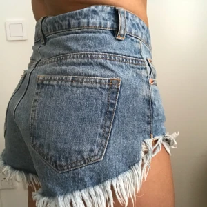 Jeansshorts - Jeansshorts från Bikbok i bra skick som tyvärr har blivit för små för mig. Köpare står för frakt 🛍