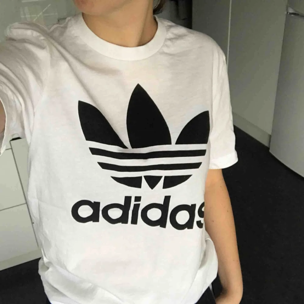 T-shirt från Adidas. Aldrig använd :) . T-shirts.