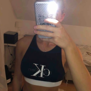  - Supersnygg och skön Calvin Klein topp, säljer då den inte kommit till användning och är endast testad! Eventuell frakt tillkommer!