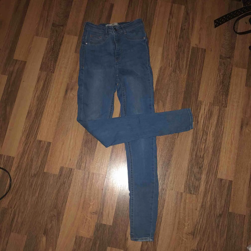 Fina ljusblåa jeans från Gina Tricot, modell Molly. Säljs pga för liten storlek.  Köparen står för frakten.. Jeans & Byxor.
