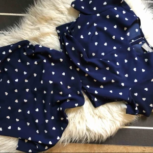  - Supersöt klänning med hjärtan på Blå botten. ”Delad” i midjan men fastsydd vid magen.   Köparen betalar frakten annars kan jag mötas upp i Göteborg