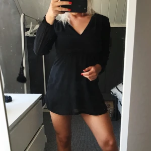  - Snygg svart basic klänning från Nelly.com, strl S men mer som XS, resår i midjan och något lite mer transparenta ärmar!😊 50kr + ev frakt 🌸