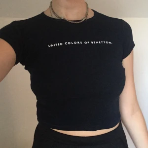  - Mörkblå United Colors of Benetton-tisha. 💙Egentligen en barnstorlek men superstretchig, så blir snygg crop top på mig som s/m!! 💙