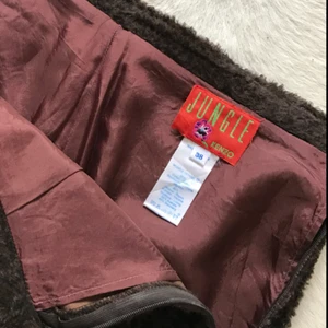  - Kenzo kjol från 80-talet, storlek 36! Brunt fluffigt material som är lätt leopard mönstrat! Dragkedja på sidan