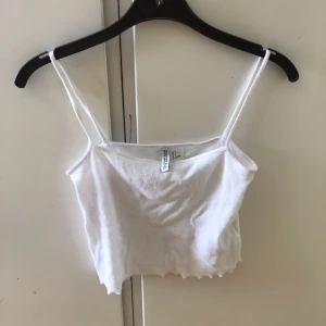  - Aldrig använd lite kortare linne från hm! Storlek s men passar både xs-m. Såååå snyggt på. 40 kr + frakt :)