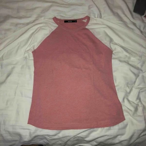  - Rosa tröja med vita ärmar från Bikbok, använda fåtal gånger. (Kunden betalar frakten) 