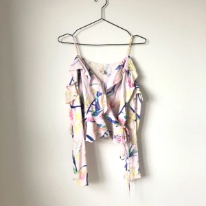  - Världens finaste off shoulder-topp från H&M Trend. Omlott med volanger. 