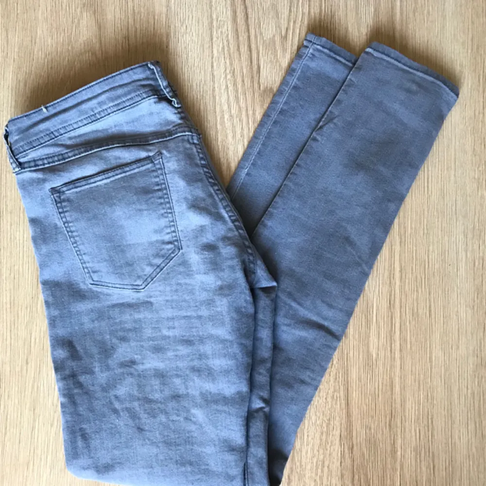 Gråa låg-midjade jeans. Köparen står för frakt, annars möts jag upp i Stockholm (City, Södermalm). Jeans & Byxor.