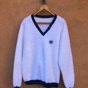  - Vintage tjocktröja i fiberpäls från Helly Hansen i trevligt använt skick 