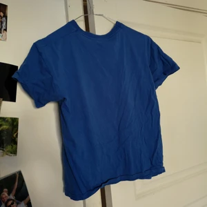  - En snygga och skön t-shirt med superman märket. Köparen står för frakten men kan mötas upp i centrala Uppsala. 