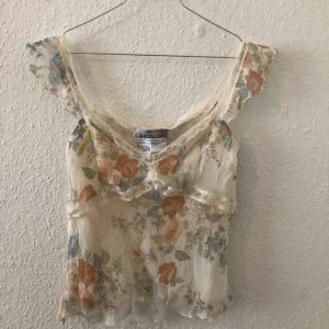  - Beautiful silk MaxMara top with lace capped sleeves. In a 90s style, would look great with jeans or for a night out. Would best fit a size 36 it’s a small cup size.  It’s in good condition, never been worn by me as it was too small. 