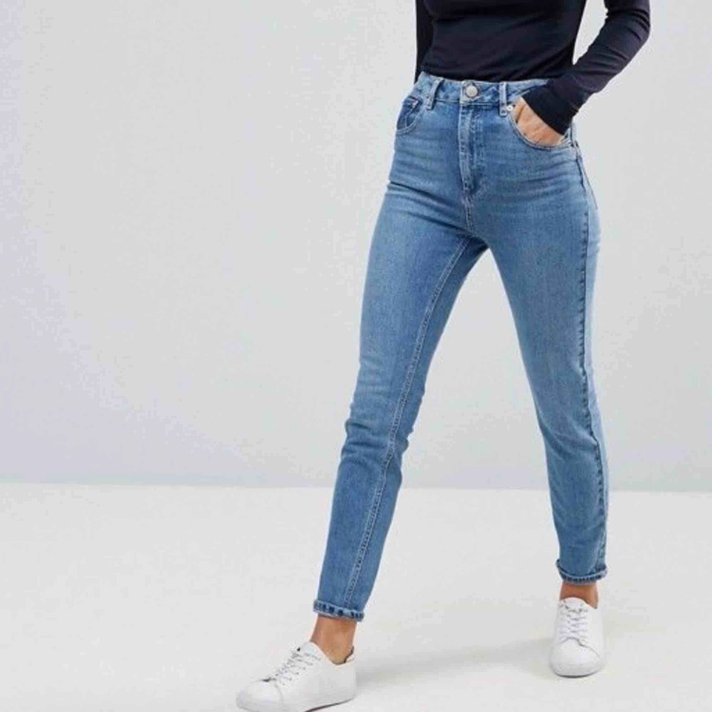 Denimblåa farleigh momjeans med smalare passform, absolut bästa jeansmodellen!! Råkat köpa fel storlek, helt nya alla tags kvar. Highwaisted. . Jeans & Byxor.