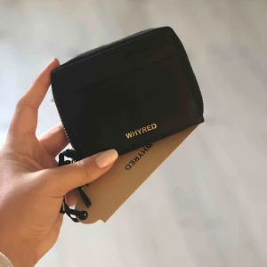  - Superfin, liten och smidig plånbok från Whyred med många fack. Säljes pga fick två i födelsedagspresent. Aldrig använd med prislapp kvar! Kan skicka :)