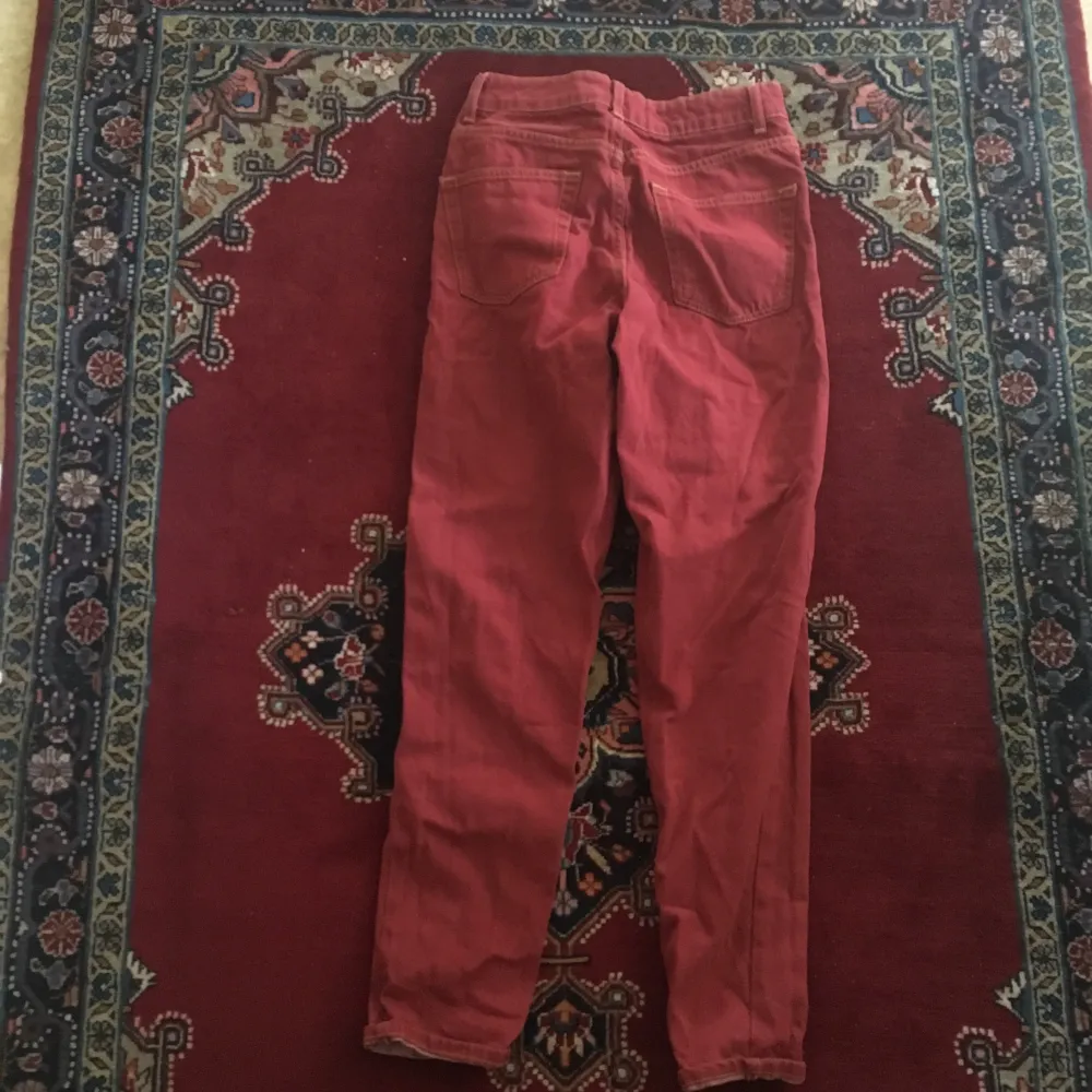 Oanvända röda Topshop Mom jeans i storlek W25 L32. Köparen står för eventuell frakt. Kan även mötas upp i Stockholm. Jeans & Byxor.