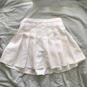  - Står att storleken är M, men är väldigt liten i storleken, passar som en S. Har blivit lite nopprig på vissa ställen.