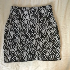  - Kjol från New Yorker, väldigt stretchig.