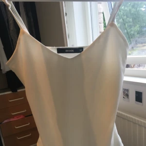  - Supersöt Vit body från bikbok sitter superfint på. Passar prefekt med ett par jeansshorts eller jeans utanför 