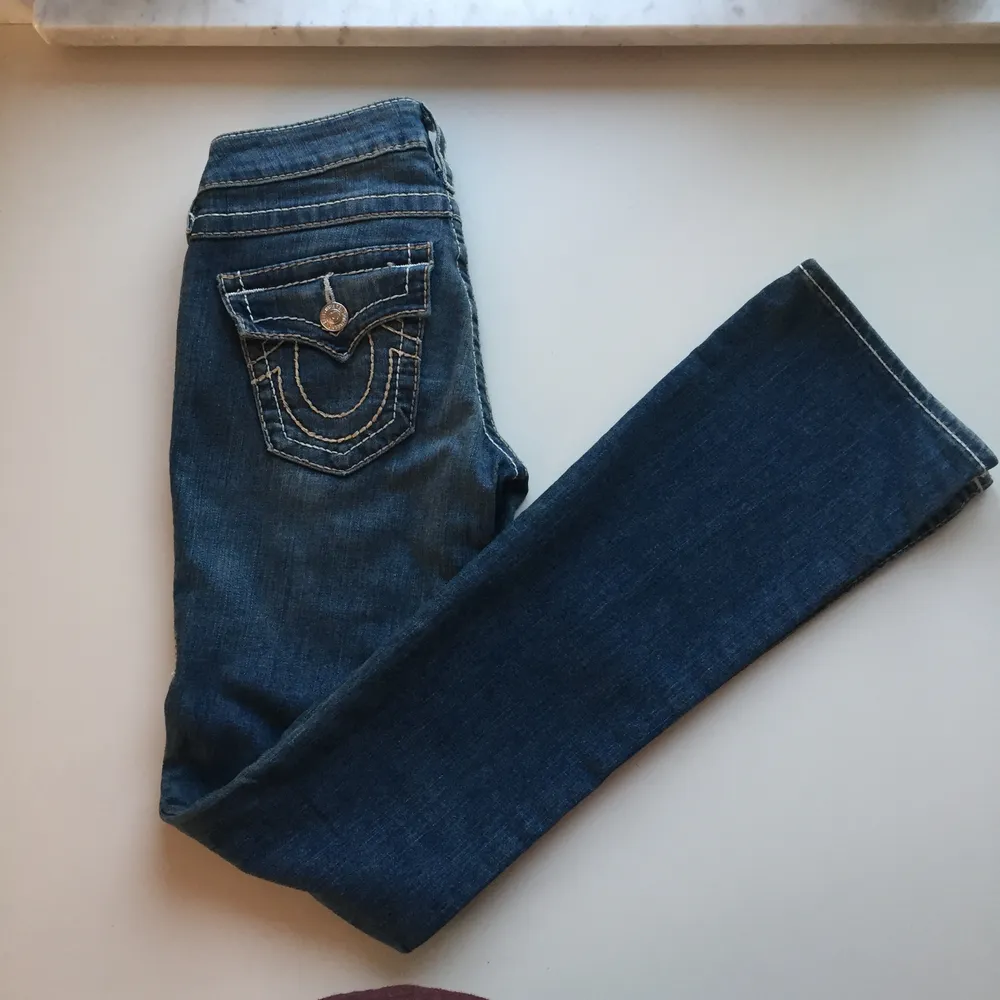 Oanvända jeans från True Religion, storlek 25. . Jeans & Byxor.