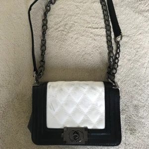  - Super din väska, använd få talgånger dock så har den blivit missfärgat där framme, det går nog att ta bort! 