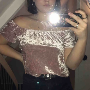  - Rosa topp/blus av sammet. Köpt på Forever 21 i storlek S. Knappt använd. Kontakta om du är intresserad av plagget!