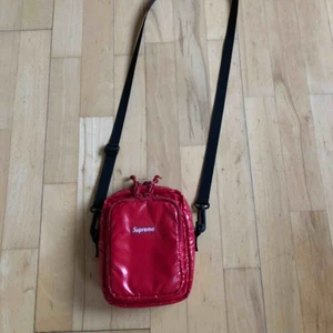  - Säljer en Supreme shoulder bag knappt använd, mötes i Lund vid köp eller skickas Pris: 800 Kr