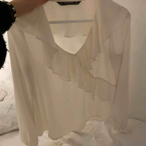 Blus  - Jätte fint blus i creme vit! Väldigt bra skick 9/10 Storlek xs