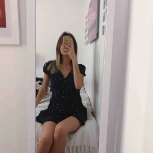  - Jättesöt omlottklänning! Såldes i en butik där jag jobbade och den passar många olika storlekar eftersom man knyter den omkring sig själv!! Plus att den är jätte skön!  Dock använder jag klänningar väldigt sällan, så säljer den! Frakt tillkommer 💕