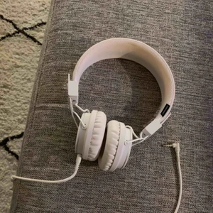  - Urban ears  Modell: plattan (den äldre varianten)  Har använt dom typ 3 gånger.   Finns en foundationfläck (se bild) som säkert går att få bort med rätt sätt o medel🤪 Annars är dom som nya o fina i skicket!  