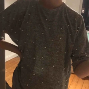  - Gullig tröja med halv långa ärmar och vita pärlor på🌟sitter perfekt oversized🥰frakt ingår ej💕