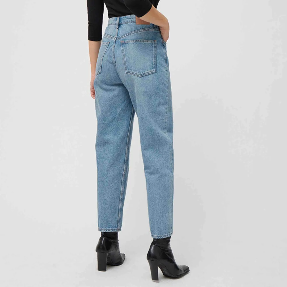 Sjukt snygga jeans från Weekday i modellen Meg! Säljer eftersom jag har ett par liknande byxor. I väldigt fint skick! Köparen står för frakt💕. Jeans & Byxor.