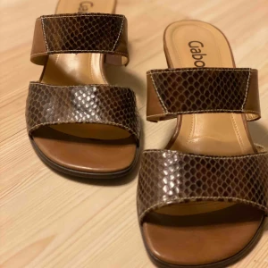  - Snygga slip on sandaler för semestern, mjuk bekväm sula med liten klack 