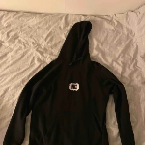  - Eftertraktad ODZ Hoodie   ODZ - Hoodie - Storlek: Medium, fits Large - Skick 10/10 nyskick  - Färg: Svart - Nypris 600 - Pris: 1500 (OBS endast till collecters)  - Kvitto / Tagg finns ej    Kommer från ett djurfritt och rökfritt hem