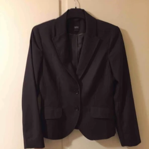  - Mycket snygg brun figursydd kavaj. Se detaljer på krage framtill och på baksidan. Endast använt ett par gånger. :-)