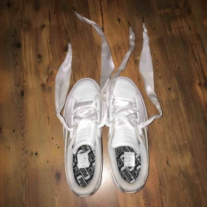  - Assnygga sneakers, endast testade! Sköna och passar till allt! Säljer pga fel storlek