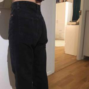 Ett par högmidjade svarta jeans från Monki i modellen Taiki! Sparsamt använda! Storleken är 24. +79kr frakt som kunden betalar för. Fraktar eller möts upp i Linköping för överlämning. Nypris: 400kr