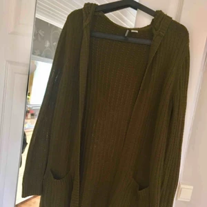  - Mörkgrön stickad kofta med luva och fickor?? Superfin 🌸 Finns i Kalmar men kan fraktas, skriv för med detaljer, bilder och fraktpris 🌸