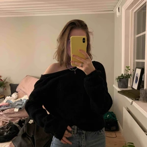  - Svart stickadtröja från Nakd med super skön och najs lång armar, lite over-sized så passar 34-36🥰🥰 använd kanske tre gånger och är i perfekt skick