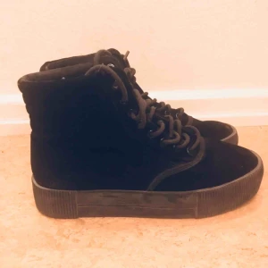  - Vintersneakers i sammet från Monki, passar till både vardags och fest. Värmen för vintern med bekvämligheten av en sneaker. 