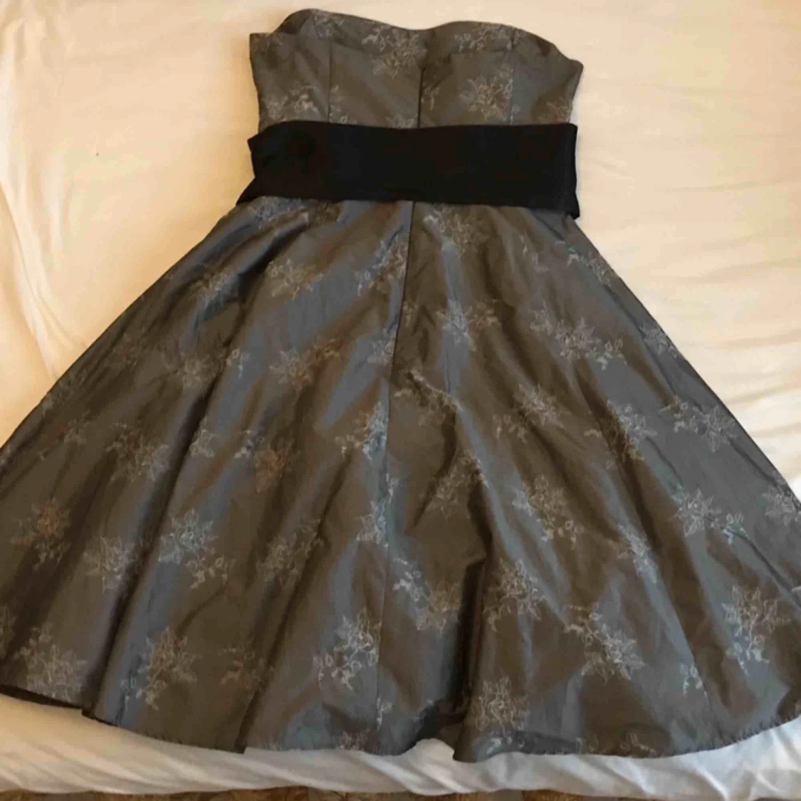 Favorit Superfin Grå blommig klänning - 90