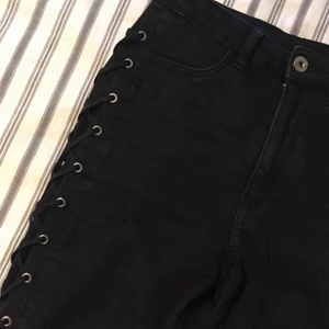  - Skitsnygga svarta byxor med snörning nerför hela benen. Perfekt på krogen!! 🌸 Finns i Kalmar men kan fraktas, skriv för med detaljer, bilder och fraktpris 🌸