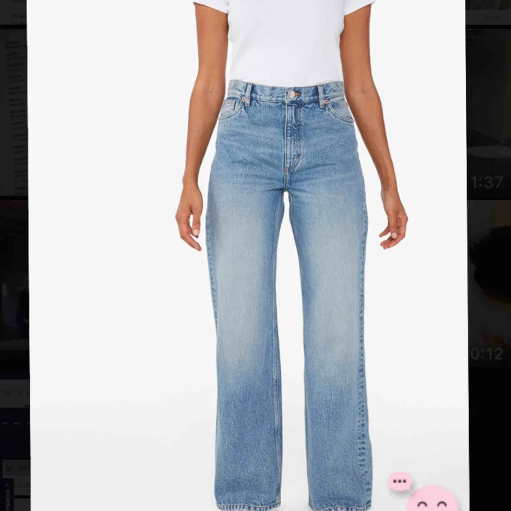 As nice jeans från monki i modellen Yoko 🤩 precis köpta men tyvärr lite för stora så säljer eller byter gärna mot storlek 26 💕 350 inklusive frakt så är dem dina 🥰. Jeans & Byxor.