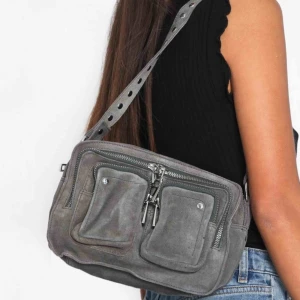  - Säljer min nunoo Ellie New Suede väska! Tar swish