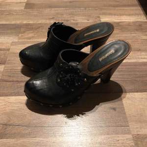 Graceland högklackad sko endast anv 2 ggr små i stl mer som en 37a. Svarta med mörkbrun sula. Liten skada på sulan.  Köparen står för frakt 