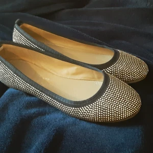 Ballerina Guld - Superfina ballerinaskor täckta med guldnitar. En liten nit borta (se bild) inget man tänker på. Fint skick i övrigt. strl 37. Köpare betalar frakt (53kr) 