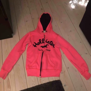  - En neon rosa hoodie från hollistor, använd ett par gånger men är i väldigt bra skick fortfarande🥰  (Banden saknas)